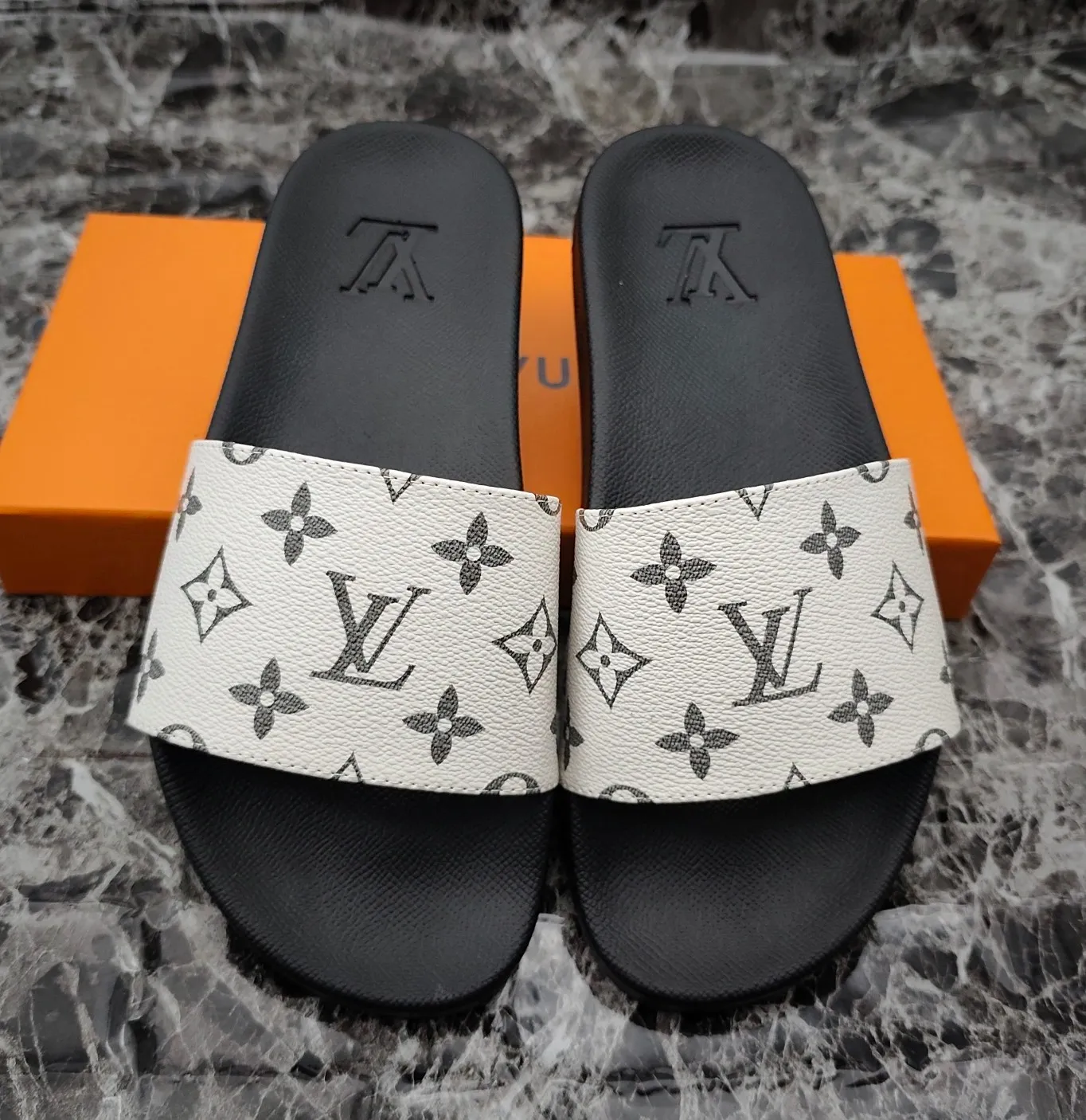 👟👟Ex-factory price 260👟👟 (available all year round), same style for men and women, size 35--48. Couple style🎗Louis Vuitton "LV" slippers, a much-anticipated one, so beautiful that it will melt your hearts❤! It is simply a masterpiece of extraordinary craftsmanship. It is a must-have for everyone. It is made by open mold. It feels Q-bounce and super soft on the feet. It is super delicate on the feet. It is an exclusive model. There are many layouts, so there is always one you like🎉🎉